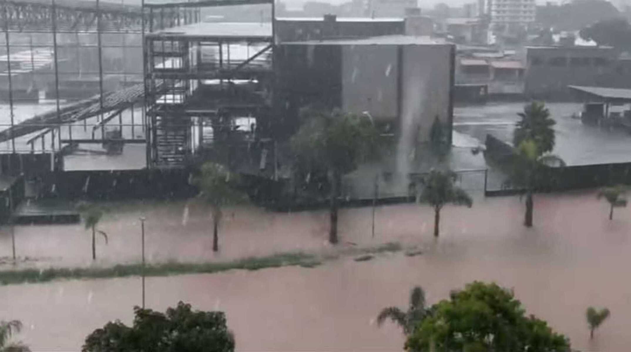 Mulher é arrastada por enxurrada durante chuva em Suzano, diz Defesa Civil