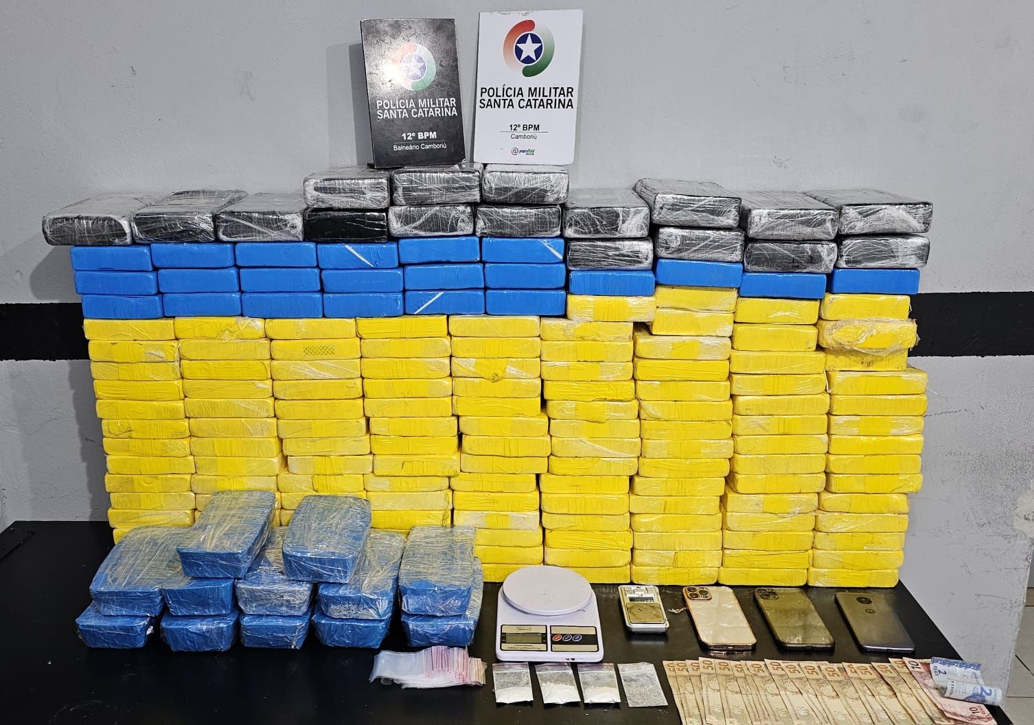 Casal é preso com quase 190 quilos de drogas em casa de Balneário Camboriú; VÍDEO