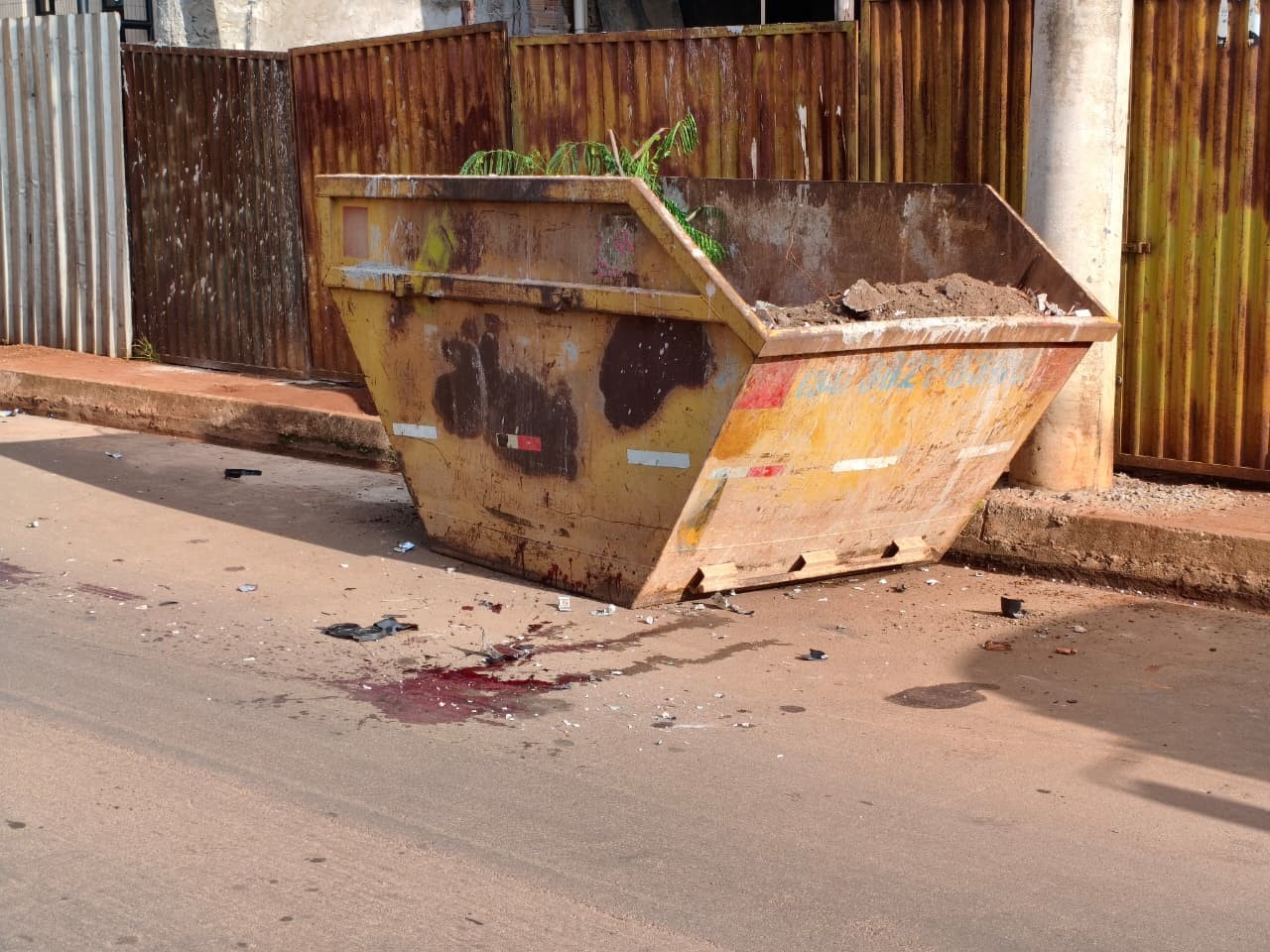 Mulher de 59 anos morre ao bater moto em caçamba de entulho em MG