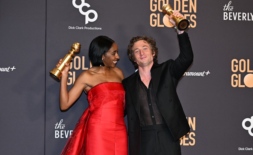 Ayo Edebiri e Jeremy Allen White comemoram com seus prêmios por 'The Bear' no Globo de Ouro 2024 — Foto: Robyn Beck/AFP