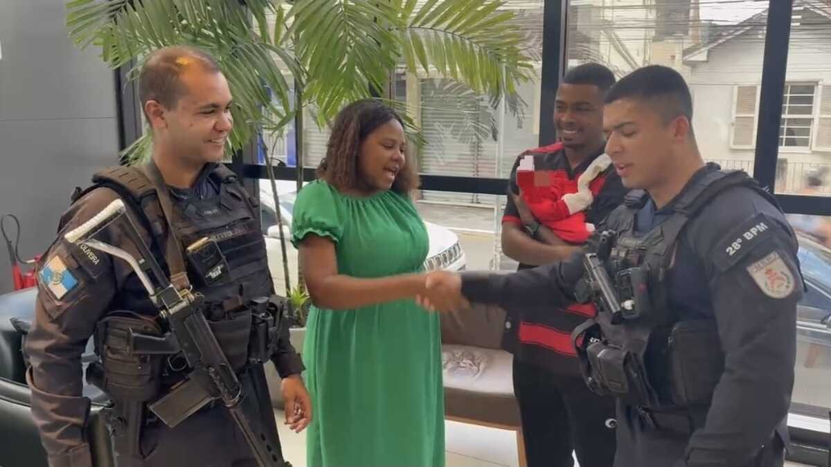 Bebê de seis dias é salva de engasgo pela PM, em Barra Mansa