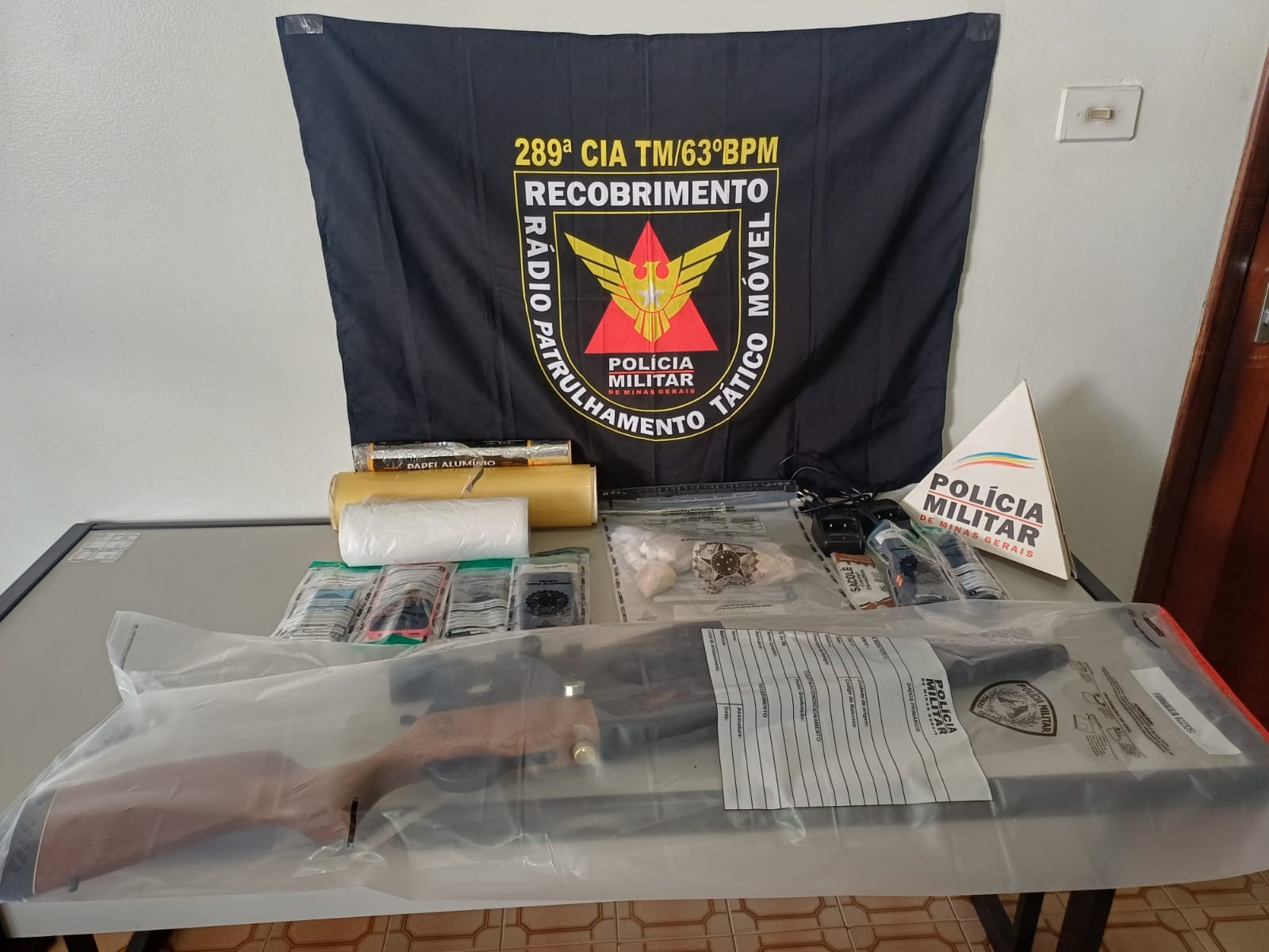 Polícia apreende armas, drogas e cordão de ouro em operação com 40 agentes em MG