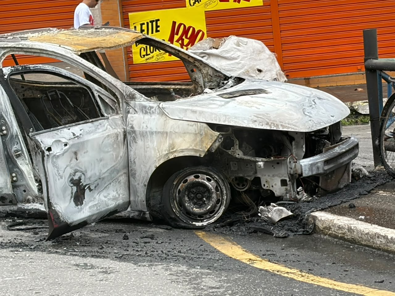 Veículos pegam fogo e mobilizam Corpo de Bombeiros em Volta Redonda