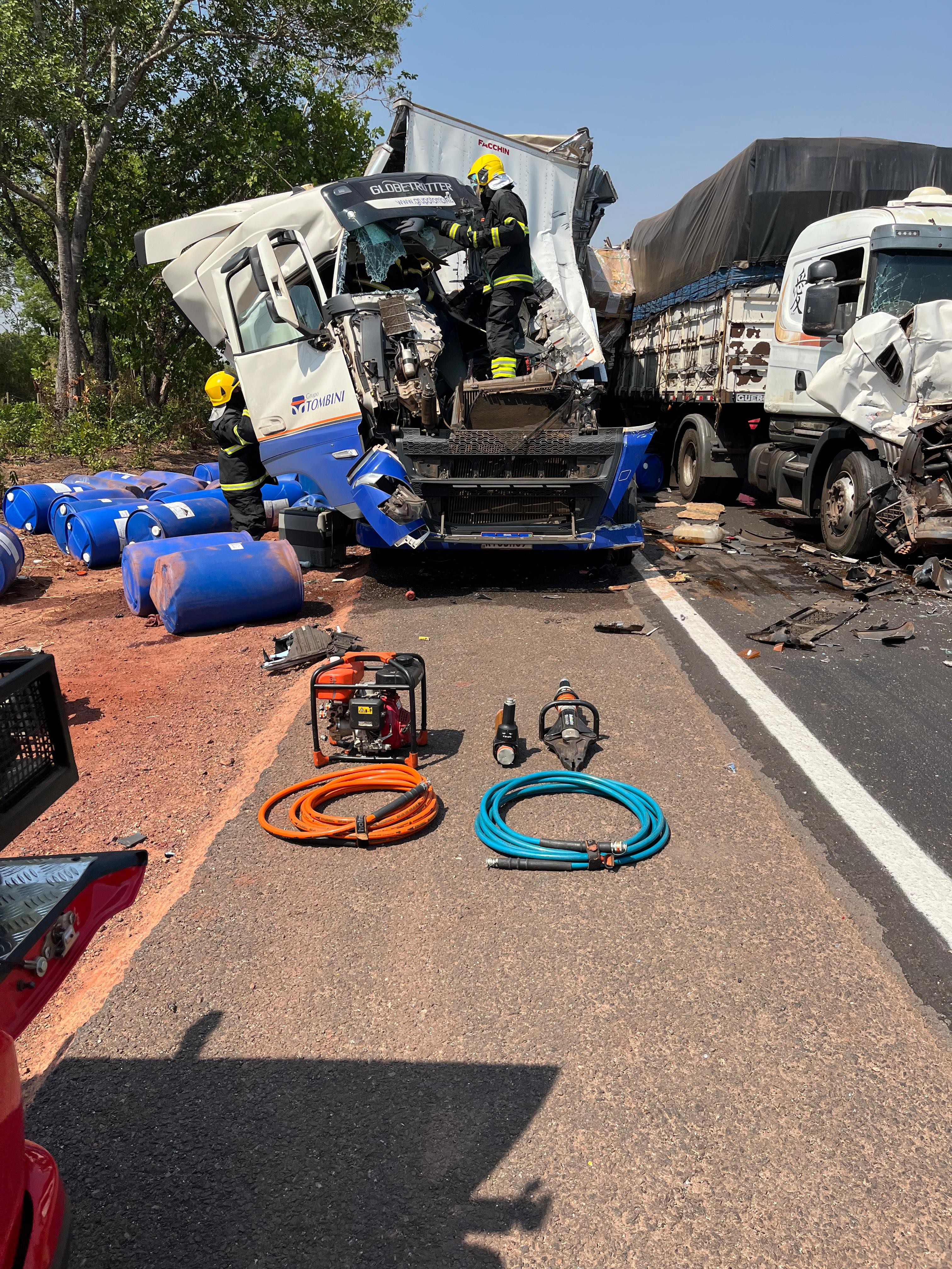 Engavetamento envolvendo três caminhões na BR-153 deixa uma pessoa ferida