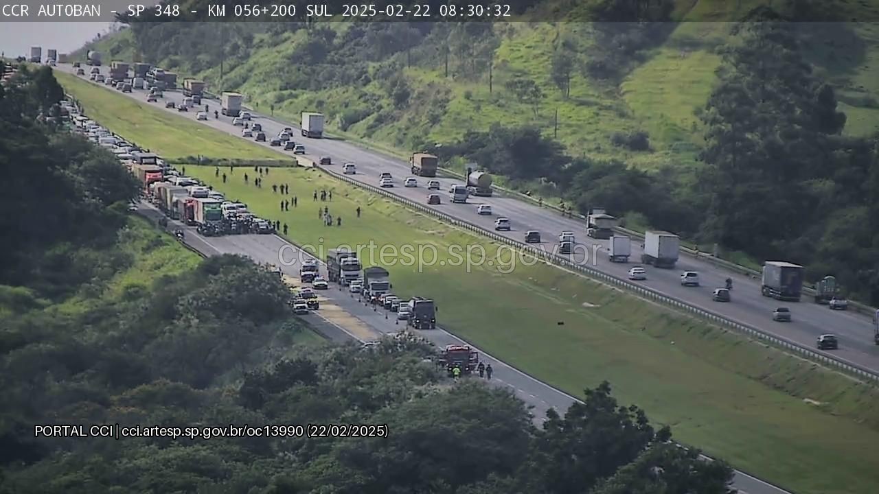 Caminhão pega fogo e interdita Rodovia dos Bandeirantes em Jundiaí