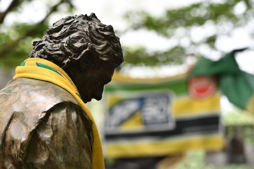 Estátua de Senna em Imola, na Itália, é ponto de peregrinação de fãs do piloto no aniversário de 30 anos de sua morte — Foto: Jennifer Lorenzini/Reuters