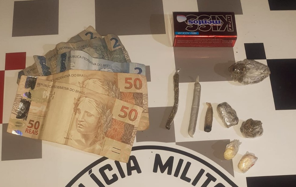 Homem, de 20 anos, foi preso com porções de maconha e cocaína, em Paulicéia (SP) — Foto: Polícia Militar