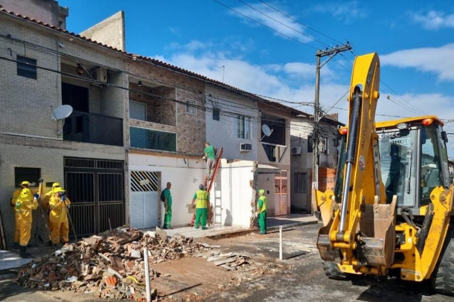 Força-tarefa derruba 22 construções irregulares em Santos, SP