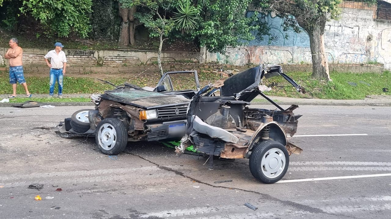 Carro parte no meio e cinco pessoas são ejetadas e ficam feridas em acidente em Curitiba