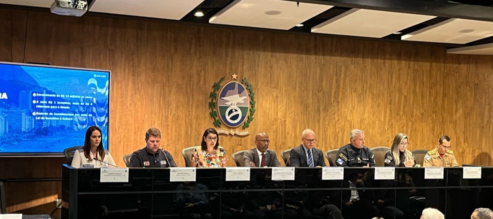 Integrantes do Governo do Estado reunidos no Centro do Rio para falar sobre a segurança do show de Lady Gaga — Foto: Henrique Coelho/g1