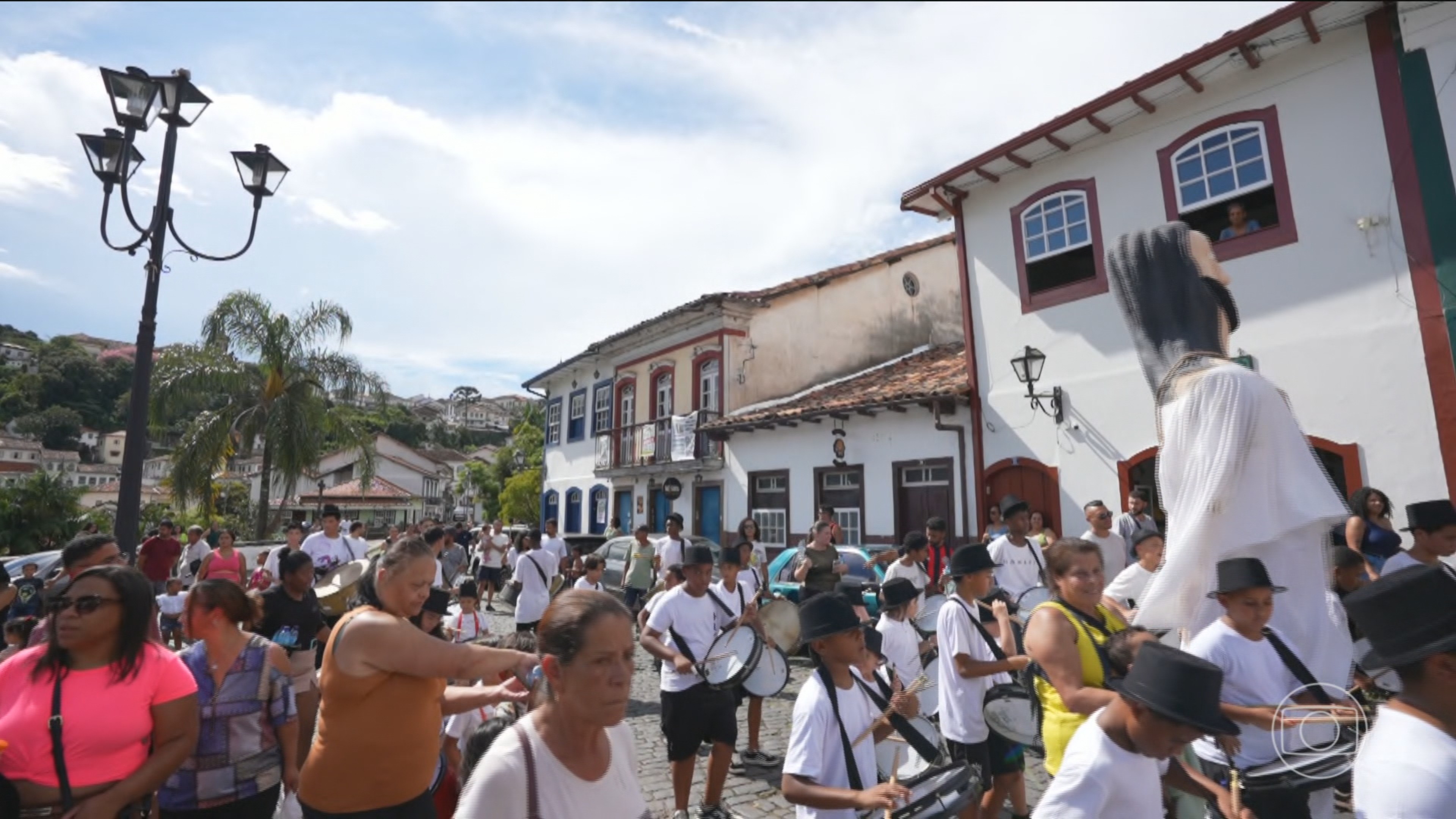 Carnaval das marchinhas e dos bonecos gigantes dá colorido especial a Ouro Preto (MG)
