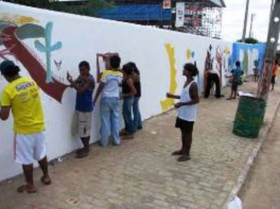 Estudantes criam painéis que relembram a guerra de Canudos para a apresentação de "Os Sertões". — Foto: Crisanto Dias Teixeira