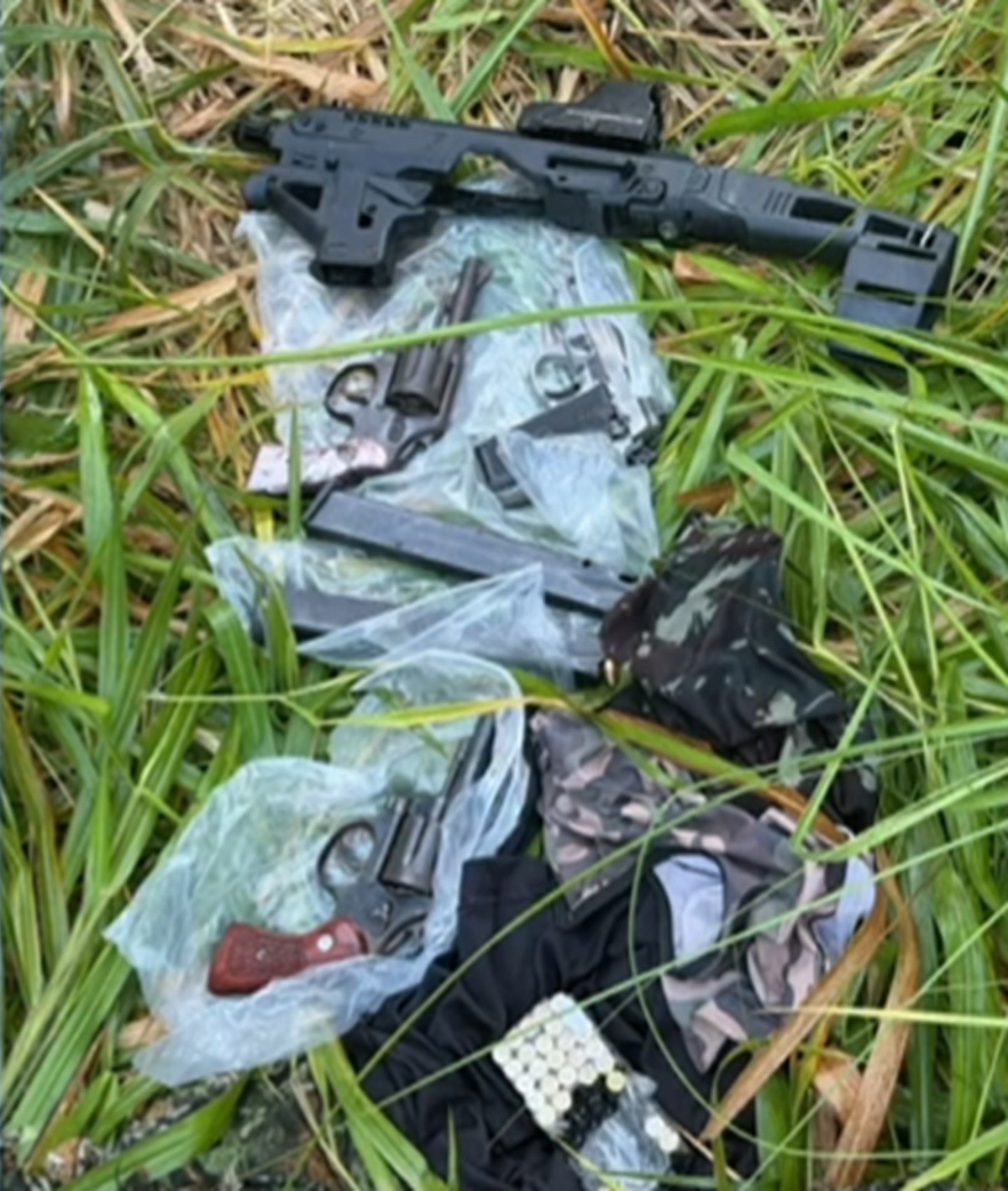 Suspeito morre durante troca de tiros com a PM em Maceió; armas foram apreendidas