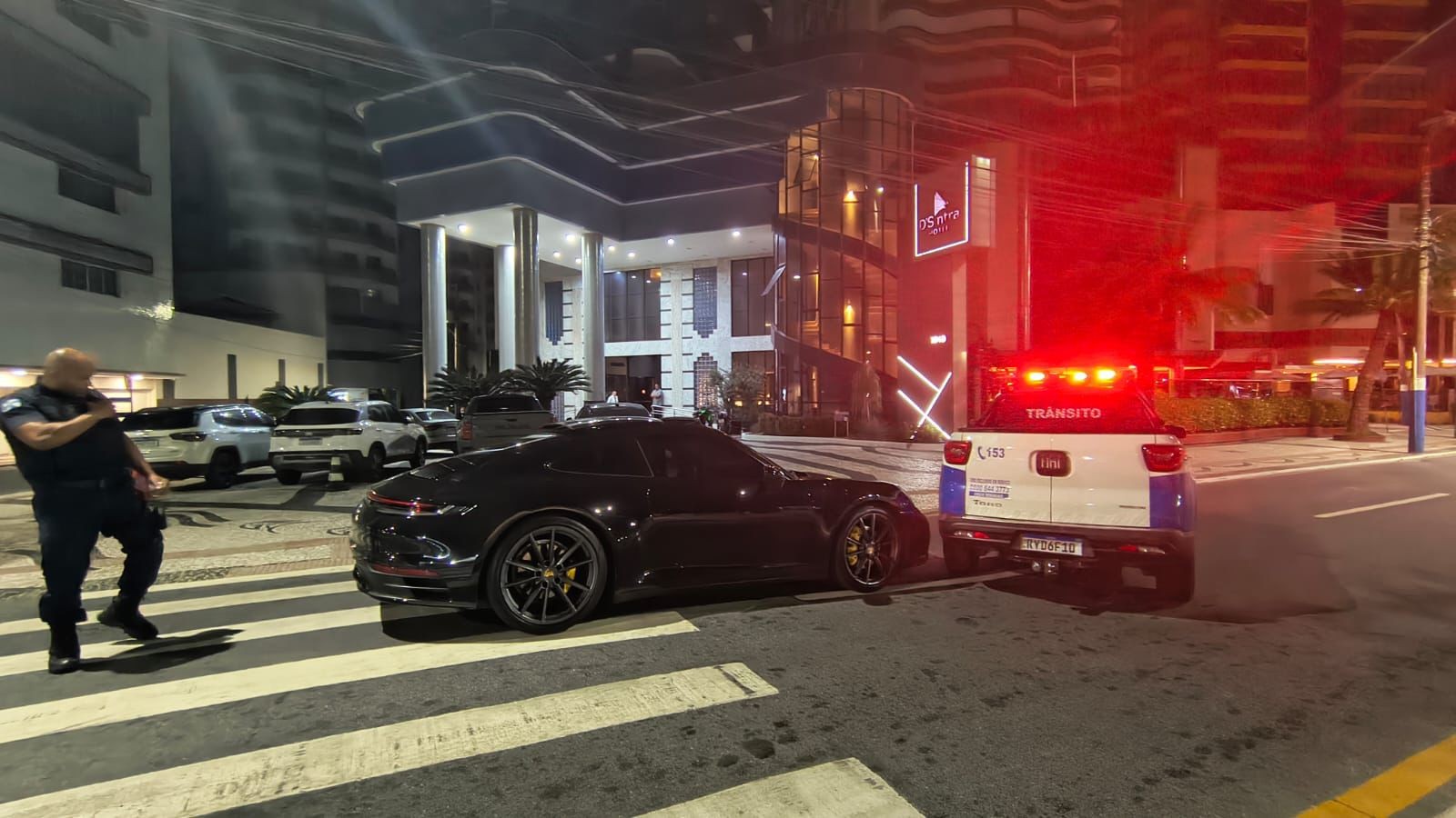 Motorista de Porsche com CNH cassada é flagrado dormindo ao volante em Balneário Camboriú
