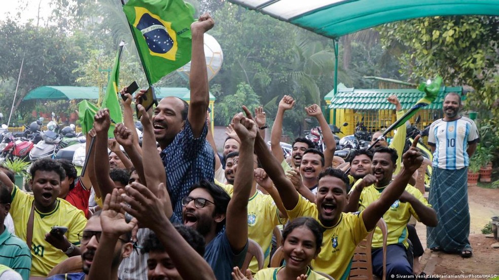 Cenas de torcedores indianos apoiando o Brasil se espalharam nas redes sociais — Foto: Sivaram Venkitasubramanian/NurPhoto/IMAGO