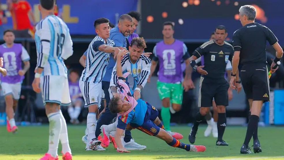 Gavi foi empurrado no rosto por Leandro Paredes enquanto era derrubado no chão — Foto: Getty Images via BBC