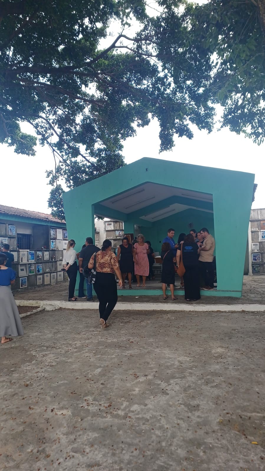 Corpo do homem morto por leoa após invadir recinto em zoológico de João Pessoa é sepultado