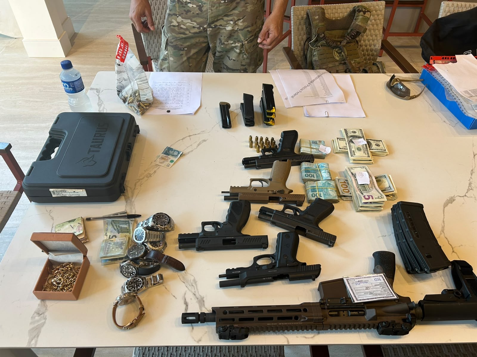 Fuzil e 5 pistolas são apreendidas em ação da PF que teve ex-prefeito de Belford Roxo e ex-secretário da Polícia Civil como alvos 
