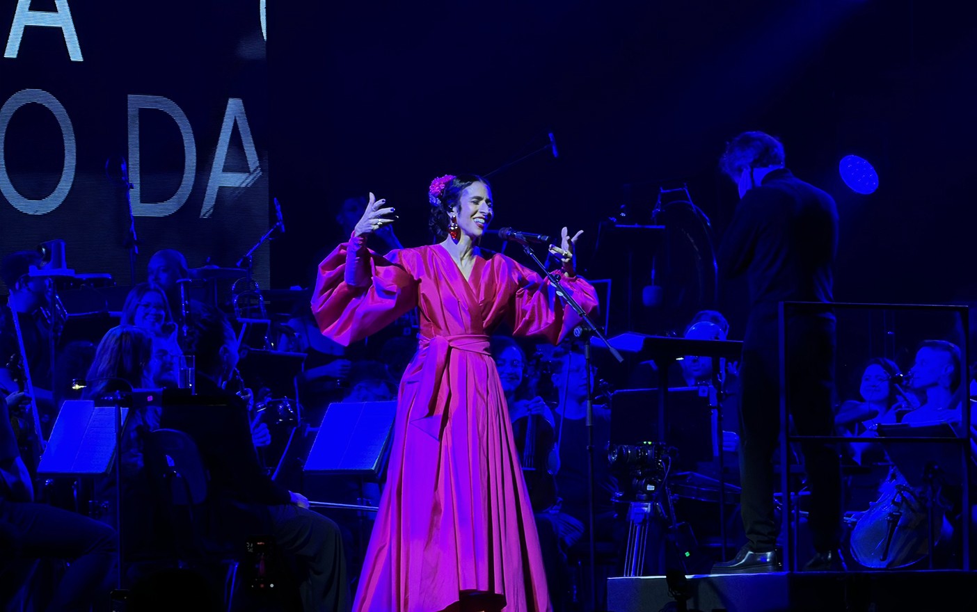 Marisa Monte saboreia a grandeza e a permanência do cancioneiro autoral na radiante sinfonia pop do show ‘Phonica’