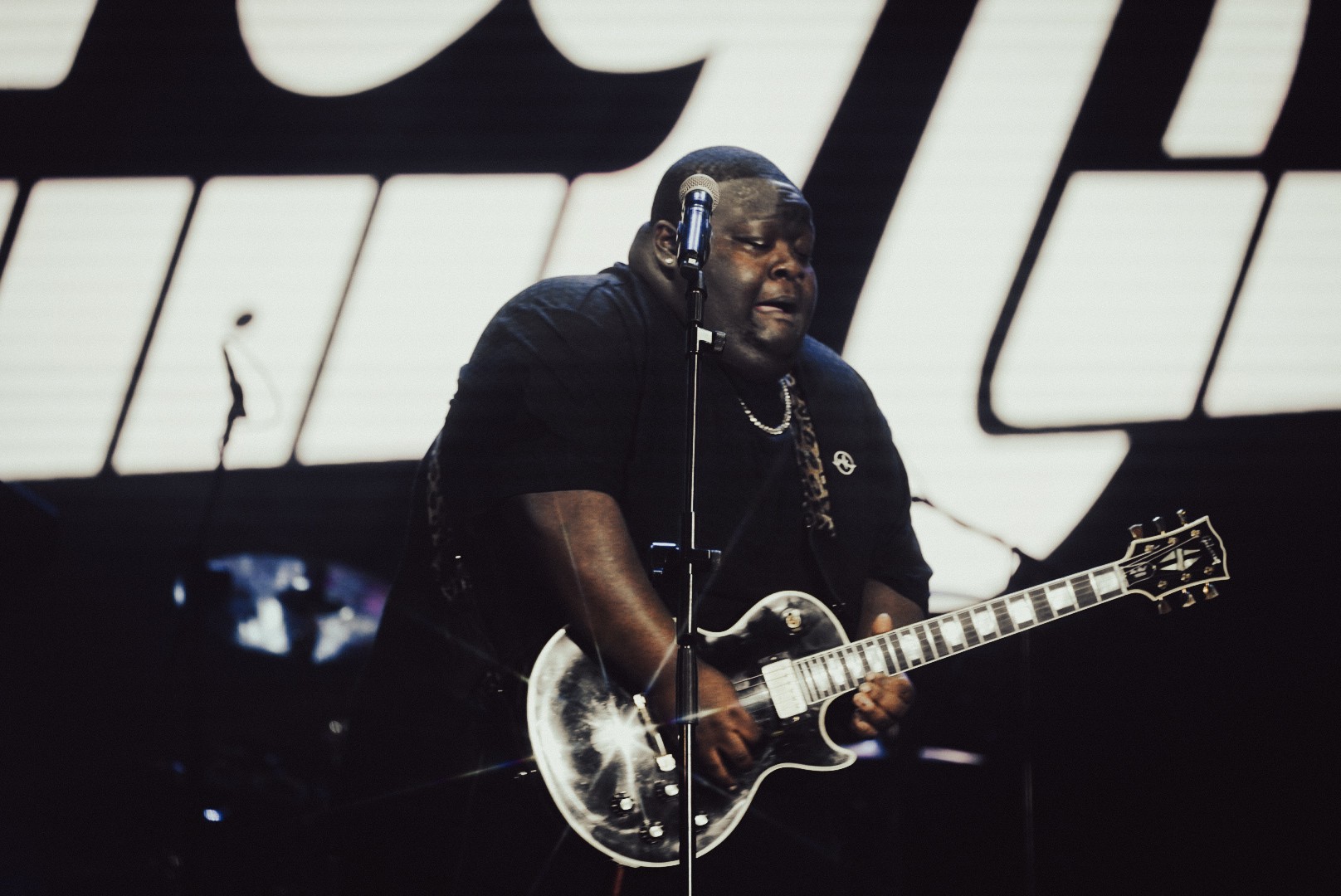 Christone Kingfish Ingram toca guitarra com a boca, mas não consegue engajar público em dia de pop no Rock in Rio