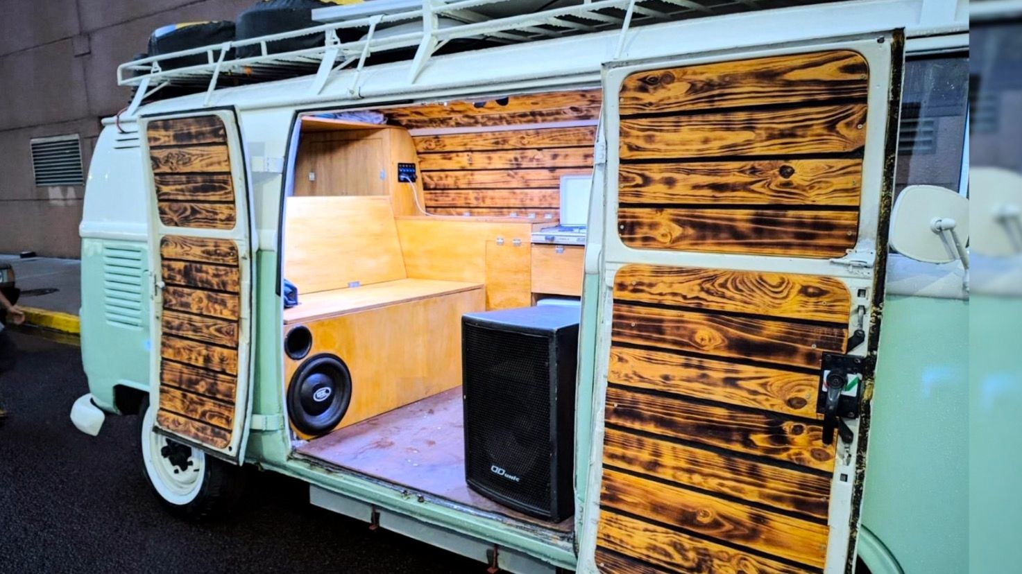 Músico abandona emprego fixo e transforma Kombi em motorhome para viajar pelo Brasil: 'Liberdade'