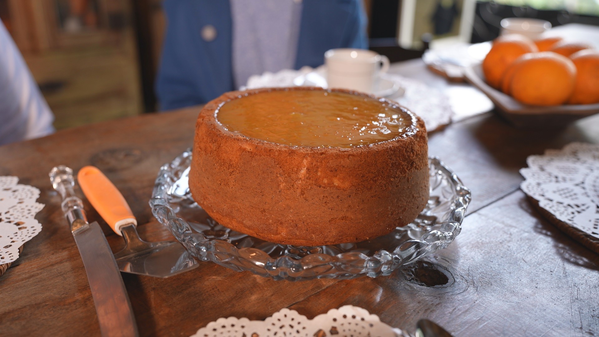 Bolo 'piscininha' de laranja: aprenda a preparar receita com suco natural