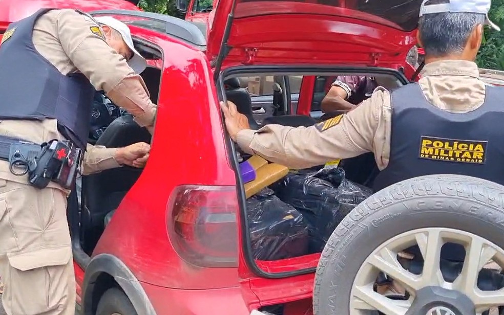 Polícia apreendeu maconha durante Operação Lei Seca em Alpinópolis — Foto: Helder Almeida