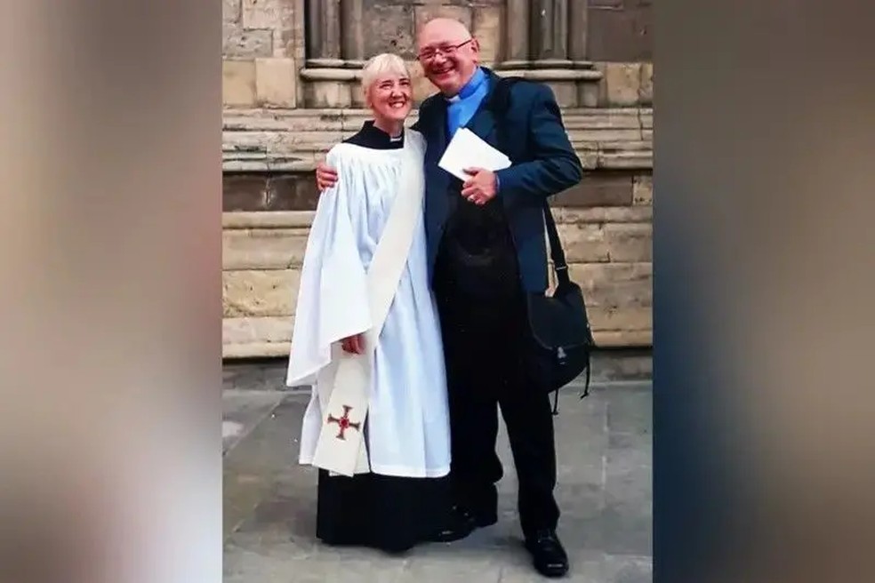 Lisa agora é capelã de um hospital e Robert, vigário da Igreja da Inglaterra — Foto: Arquivo pessoal/BBC