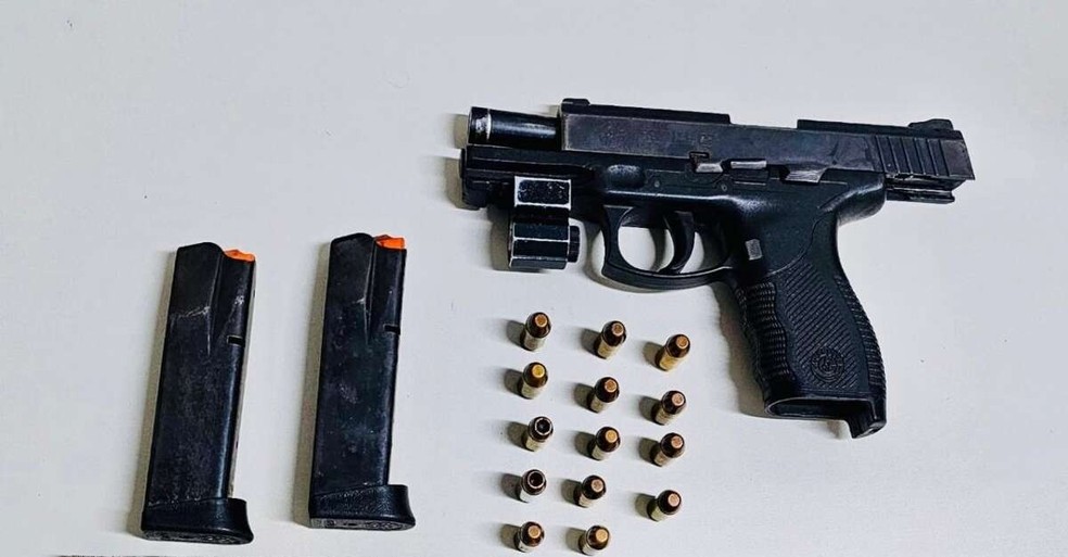 Homem capturado foi autuado em flagrante com arma e munições, no Ceará. — Foto: SSPDS/Reprodução