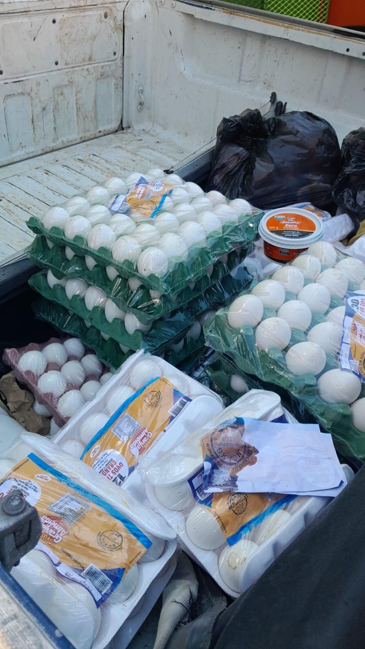 Vigilância Sanitária apreende 100 kg de alimentos vencidos em estabelecimento na Ponta Verde