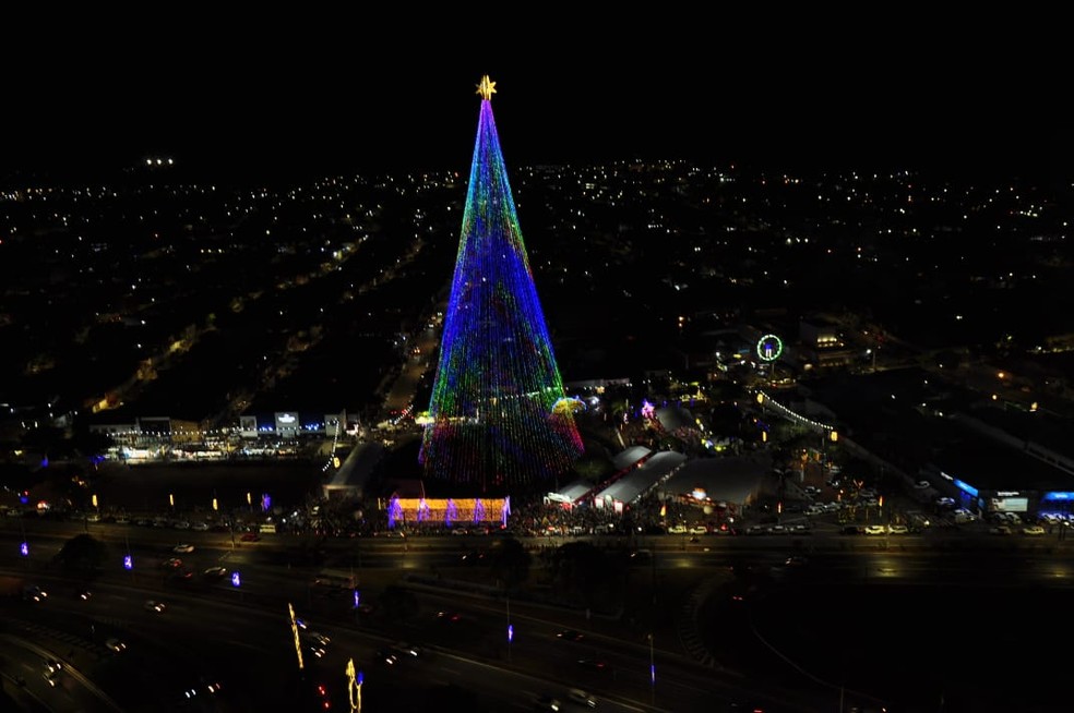 Com 110 metros, Árvore de Mirassol é acesa em Natal — Foto: Emanuel Amaral
