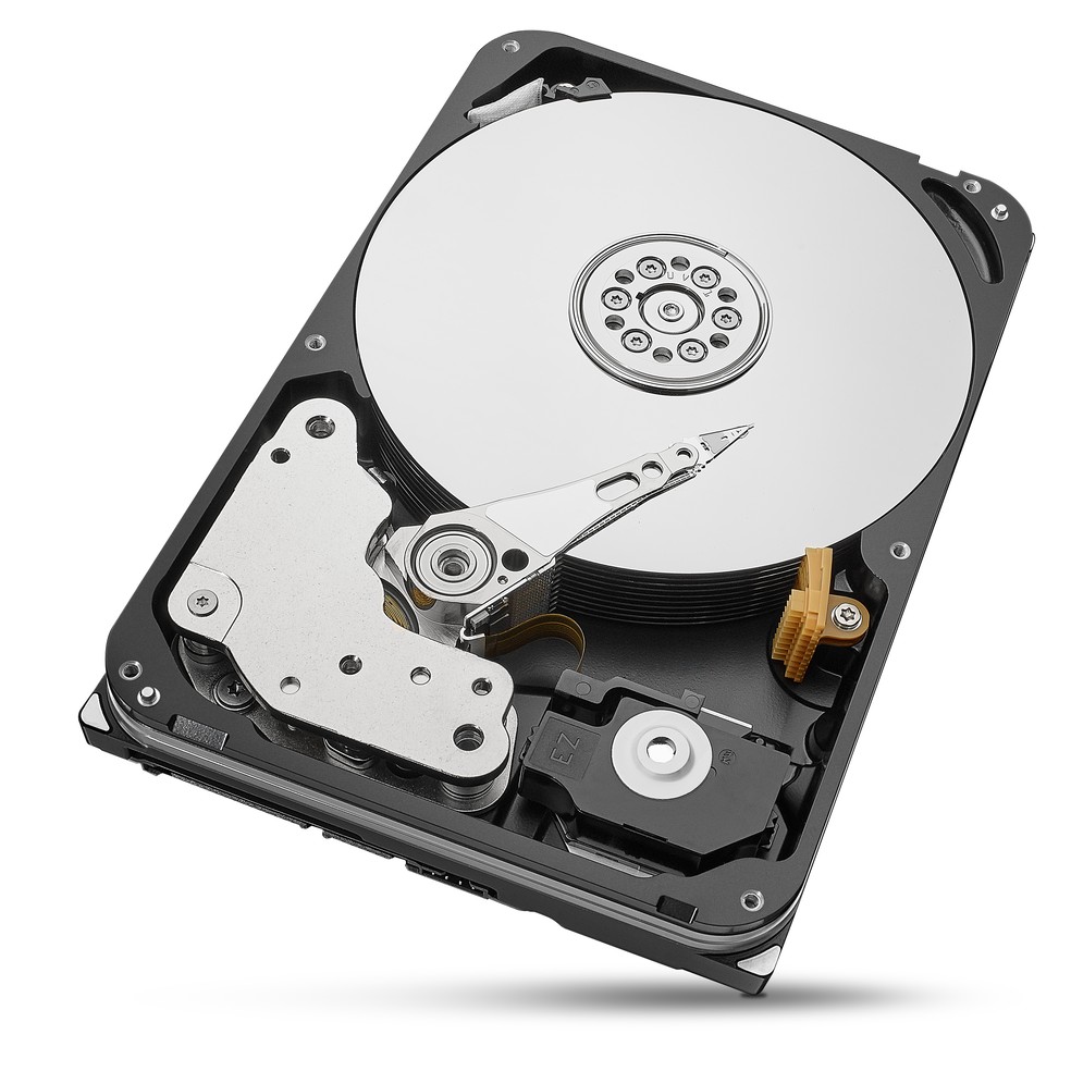 HD tem partes móveis e um disco que gira para gravar e ler dados – por isso pode quebrar se cair no chão — Foto: Divulgação