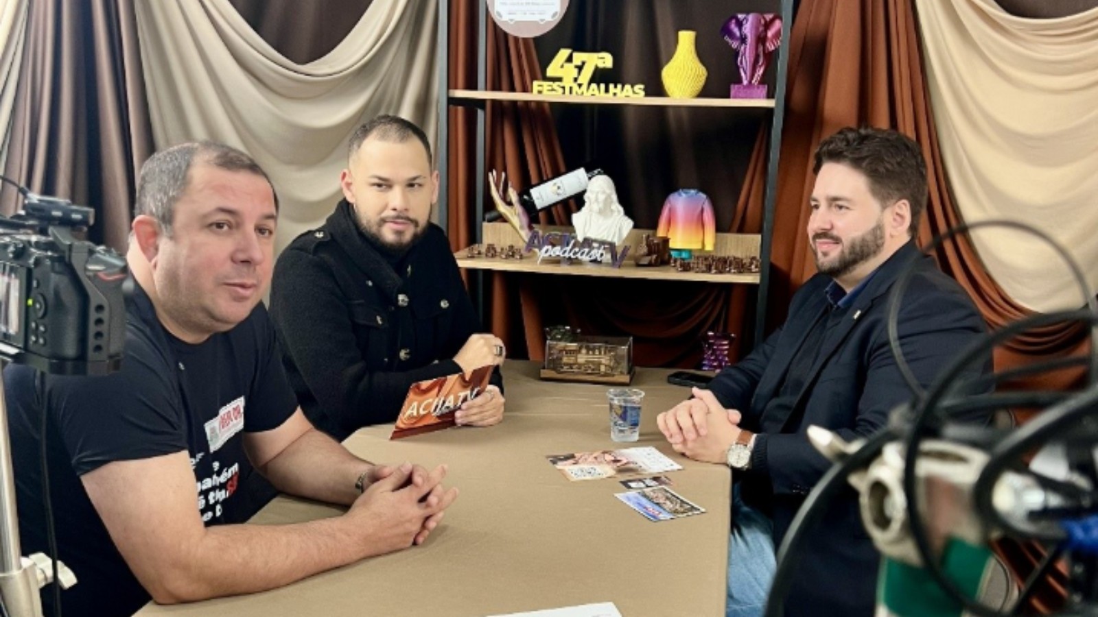 Celebridades participam de transmissões ao vivo na FestMalhas 2026