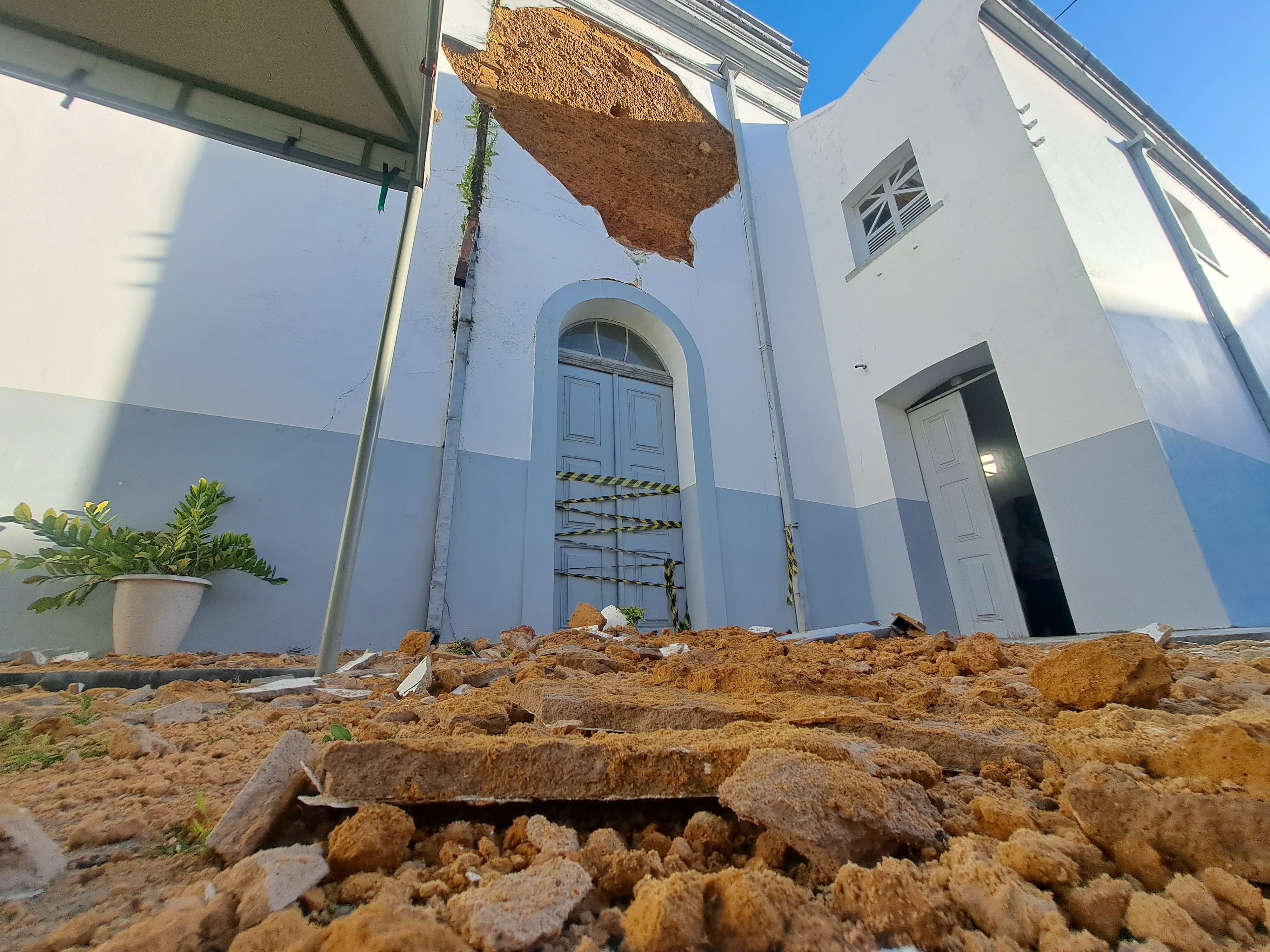 Reboco de parede cai e uma das entradas da Catedral Histórica de Macapá é interditada