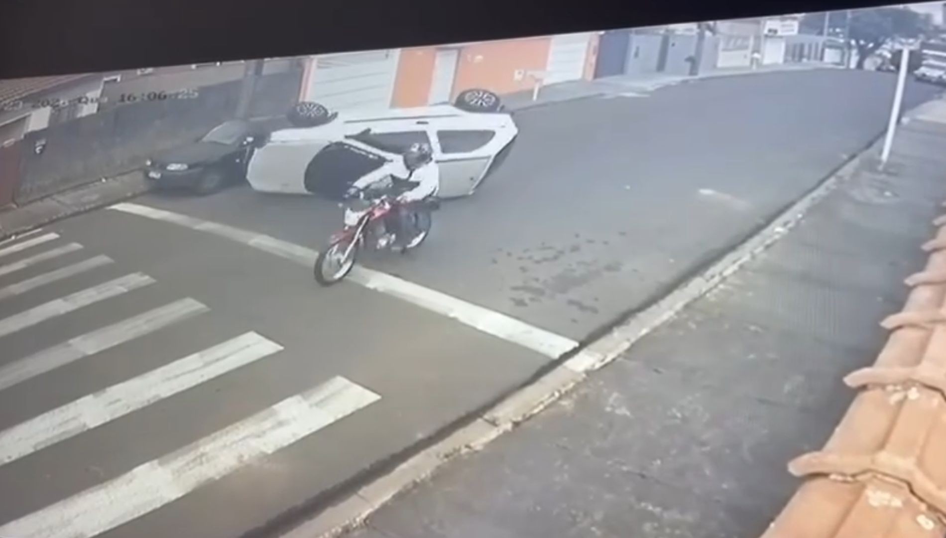 VÍDEO: Carro capota após bater em veículo estacionado e quase atinge motociclista em Botucatu