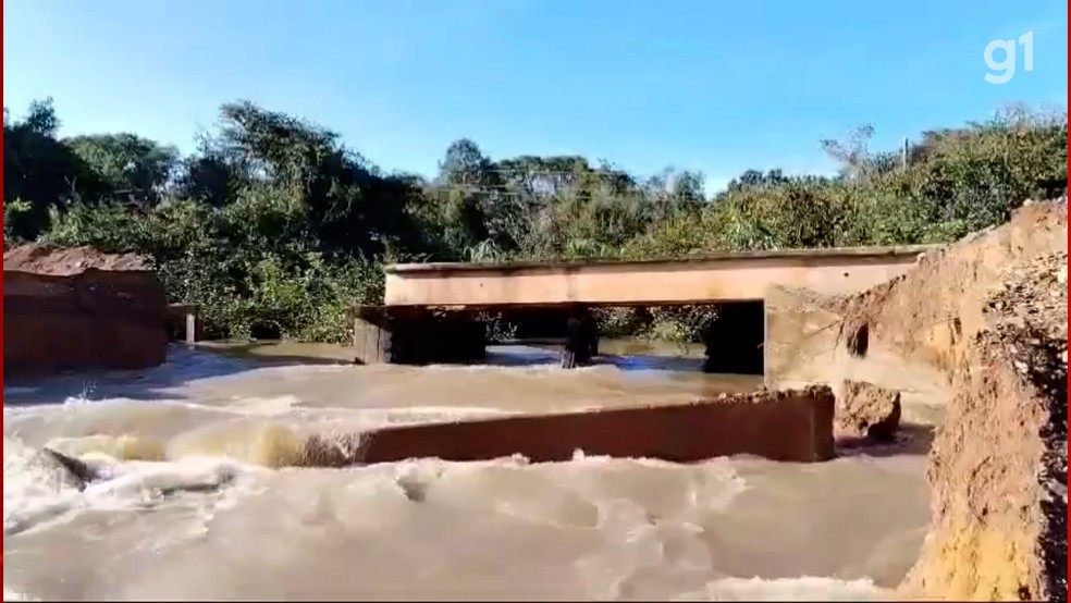 Ponte cai no sul do Tocantins devido enchente — Foto: Reprodução/Redes Sociais