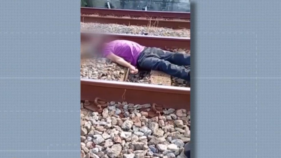 Homem grava vídeo deitado em linha do trem da CPTM — Foto: Reprodução/Tv Diário