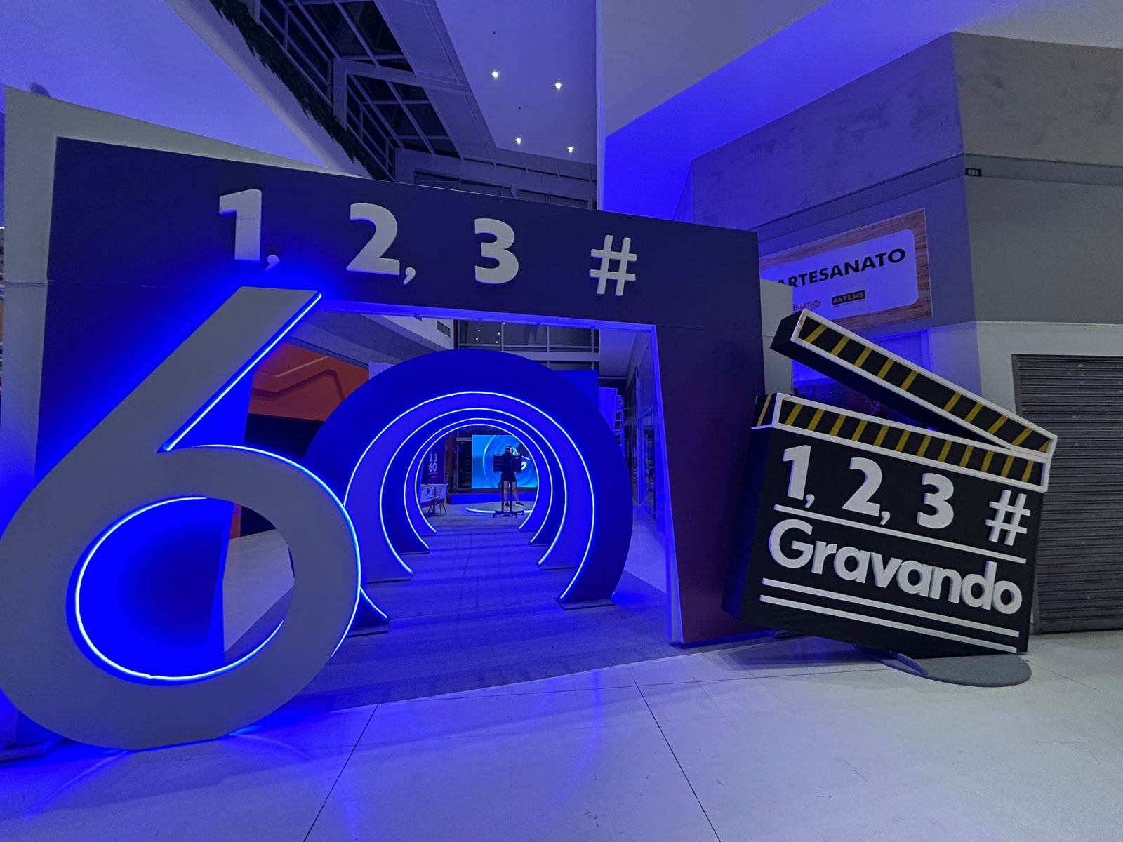 Público pode ser 'repórter por um dia' em estúdio da RMC montado em shopping de Campo Grande