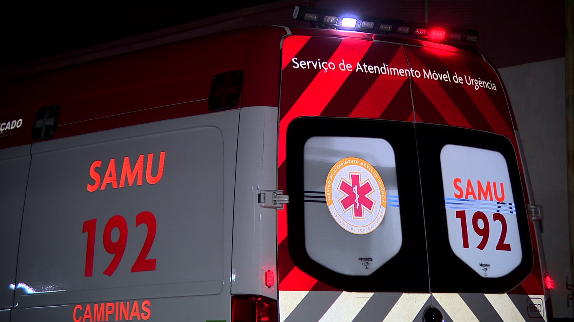 Acidente entre ônibus e carreta deixa pelo menos 21 mortos e quatro feridos no Paraná