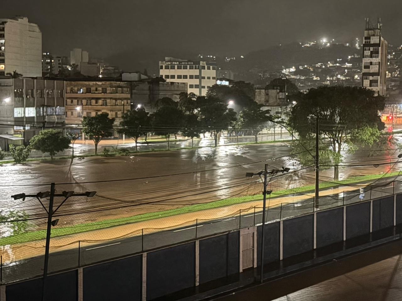 Juiz de Fora suspende aulas na rede municipal após temporal causar rastro de destruição