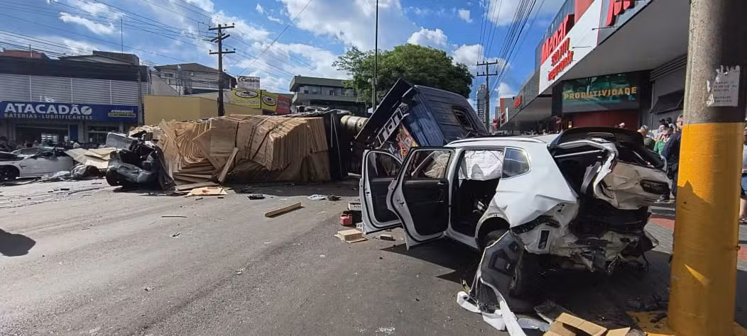 Carreta fez parada e recebeu atendimento dos bombeiros antes de acidente com vários veículos em Chapecó, diz delegado