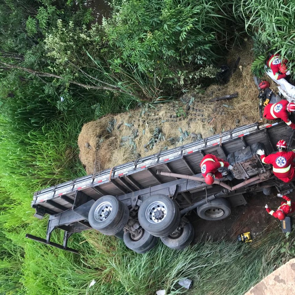 Carreta cai de ponte, fica submersa e motorista preso às ferragens é salvo na BR-153 em MG