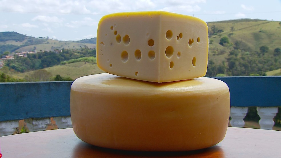 Emmental, queijo suíço produzido também no Sul de Minas — Foto: Devanir Gino/EPTV