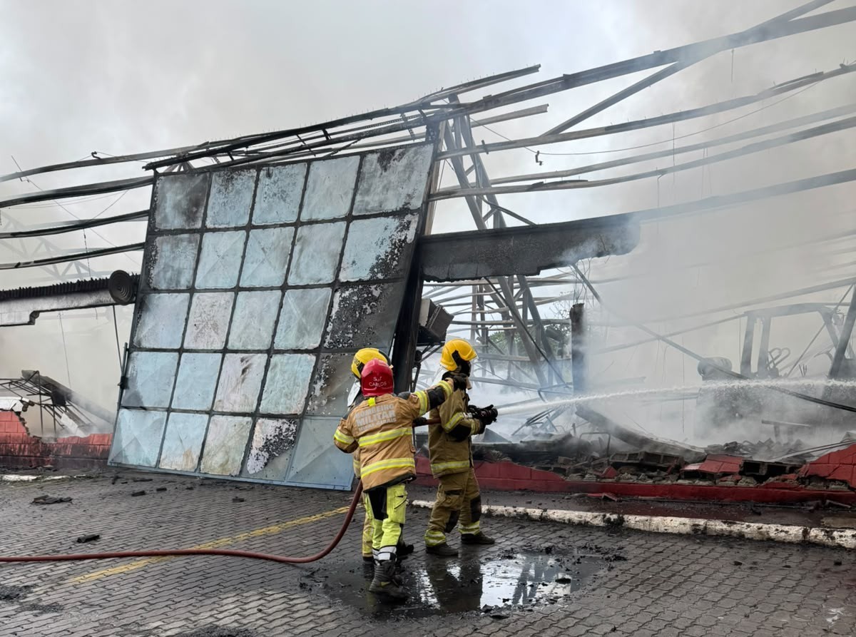 Galpão de empresa de telhas pega fogo em Juiz de Fora