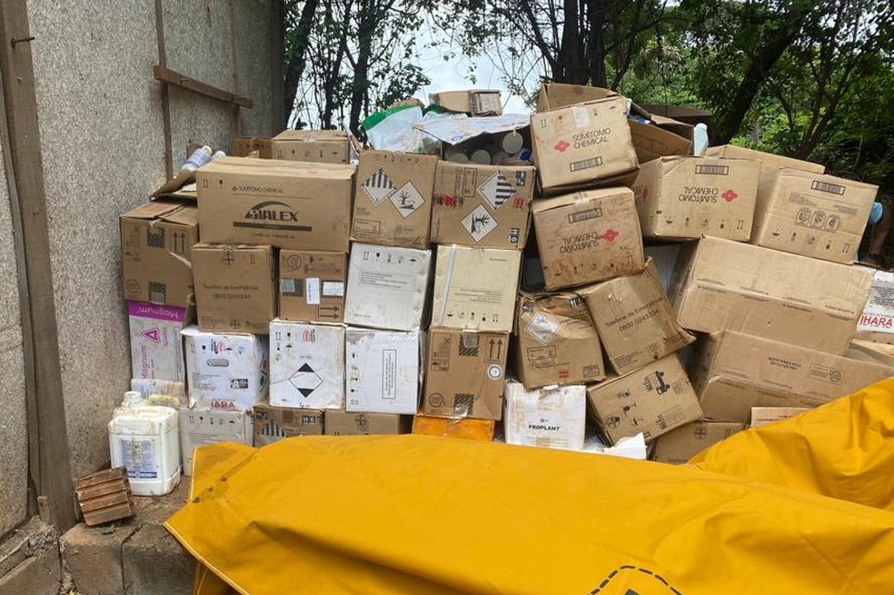 Defensivos agrícolas roubados de fazenda são recuperados em lava a jato em Uberaba — Foto: Polícia Civil/Divulgação