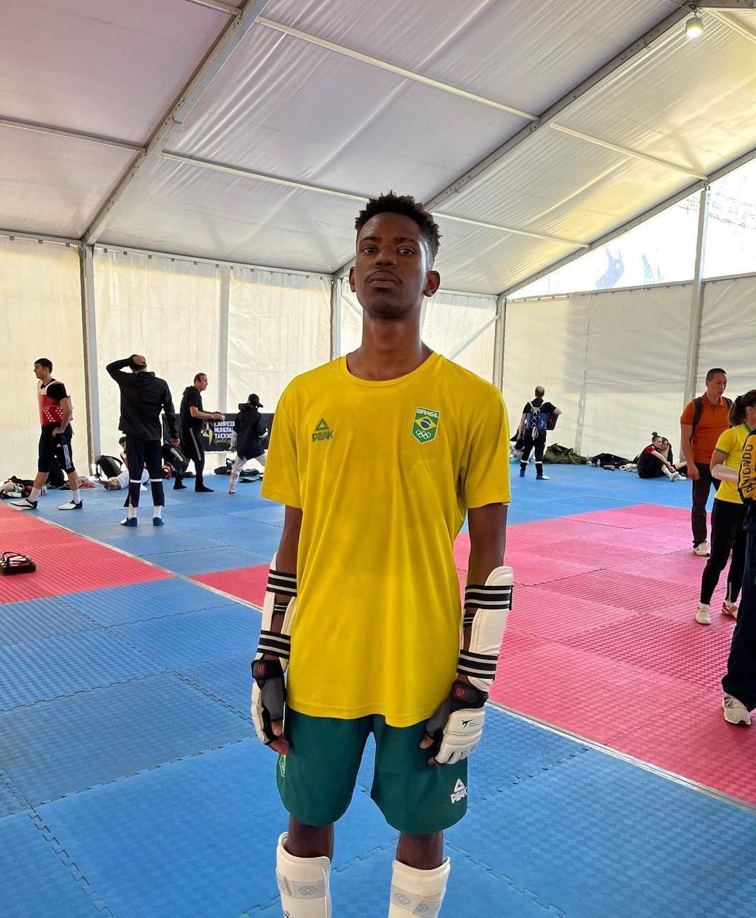 Lutador da Seleção Brasileira de Taekwondo diz que foi agredido e sofreu injúria racial por estar com mulher branca em SP