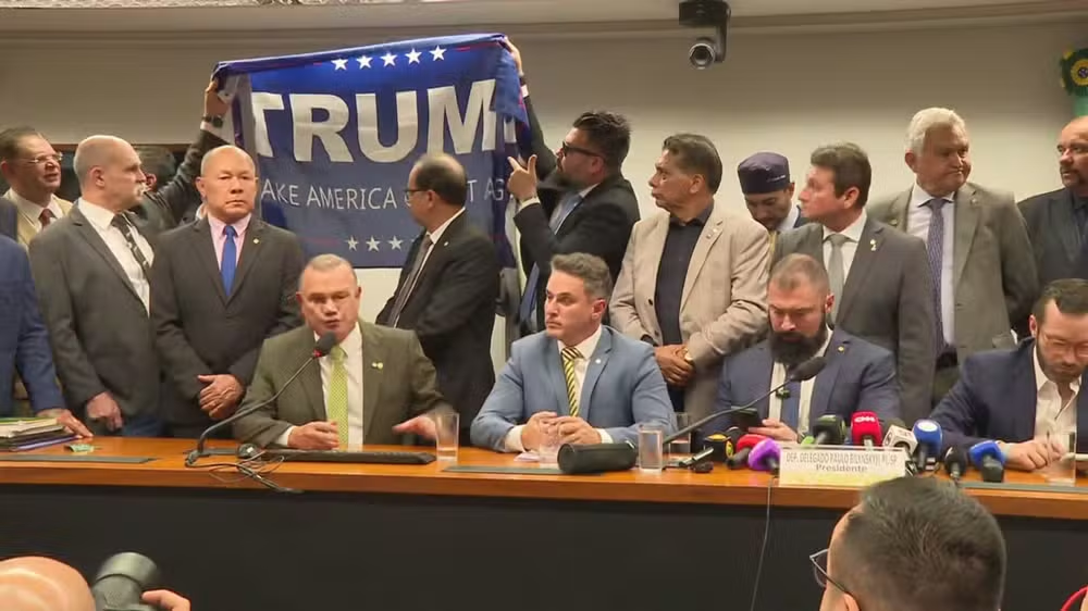 Reunião do PL era para ser de apoio a Bolsonaro, mas bandeira de Trump roubou a cena: entenda o que aconteceu