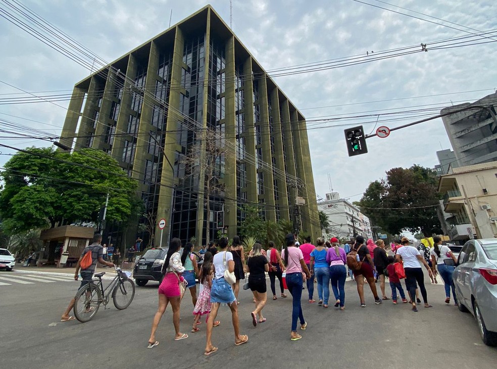 Familiares desobstruíram Ponte de Concreto em Rio Branco e seguem fechando pontos estratégicos do Centro da capital — Foto: Hugo Costa/Arquivo pessoal