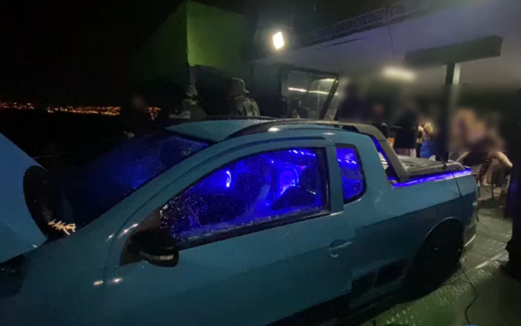 Policiais acabam com festa de aniversário após encontrarem carro de som dentro de embarcação em lago de Goiás  