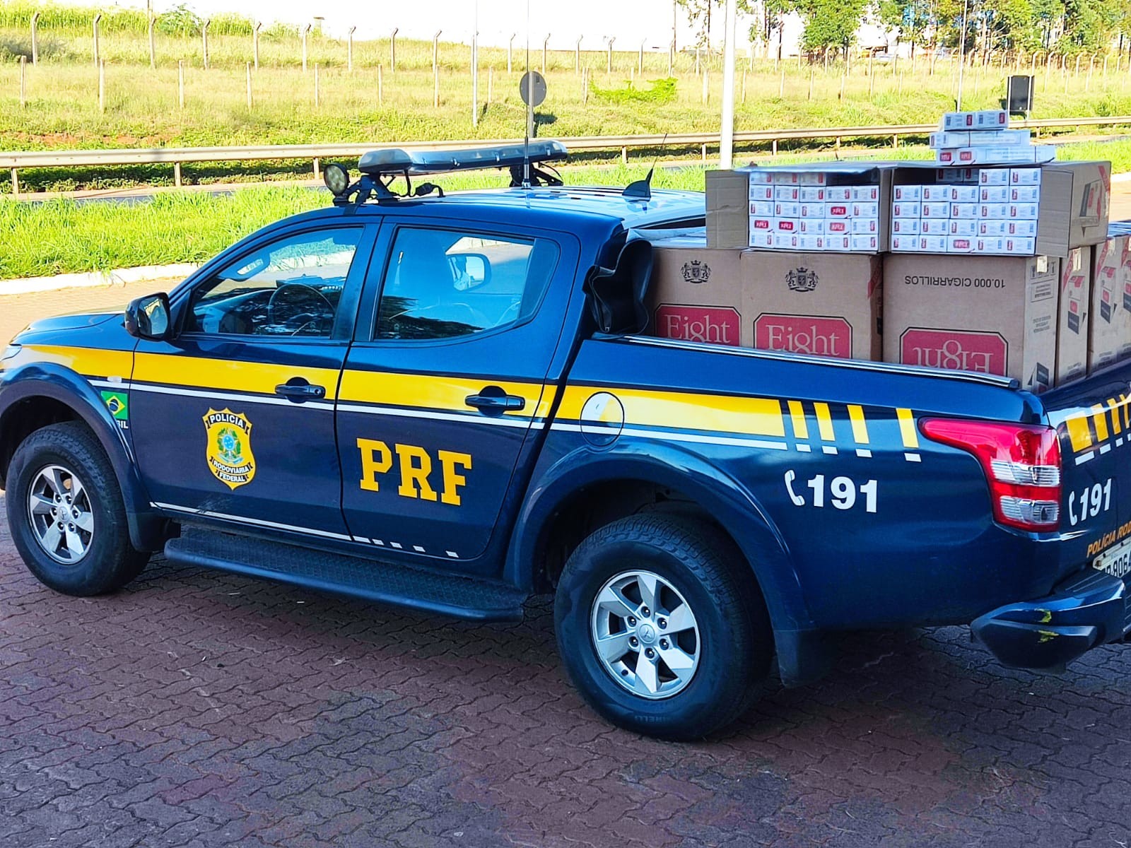 PRF de MG encontra 26 mil maços de cigarros contrabandeados em veículo abandonado após acidente na BR-153 